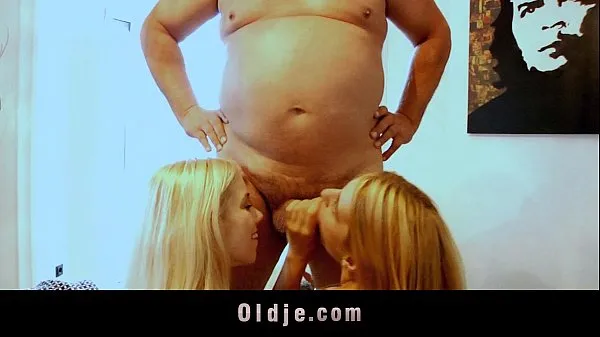 HD Fat old man rimmed and sucked by two blonde teens pogon Filmi