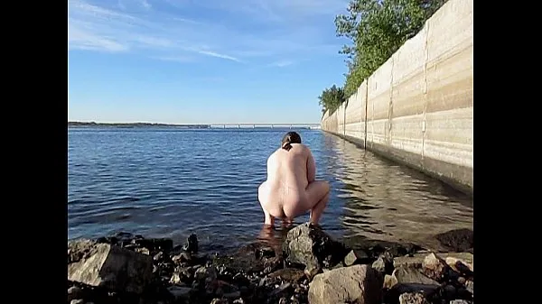 Filmy na jednotce HD swim with a long 18 5 inch dildo 47 cm deep in ass outdoor