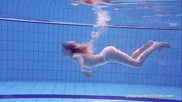 Filmy z jednotky HD Proklova takes off bikini and swims under water