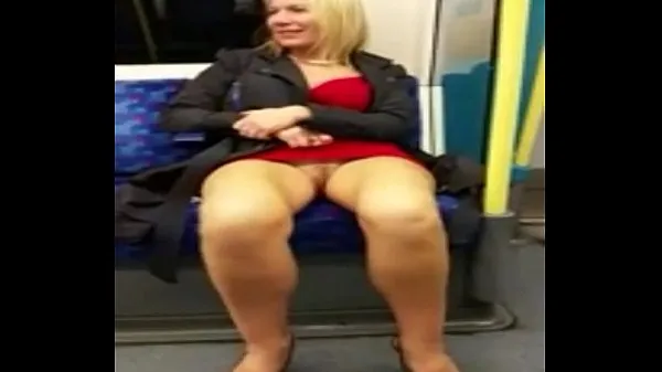 HD WHITE WOMAN SHOW'S PRETTY PUSSY ON TRAIN-T b-drev film