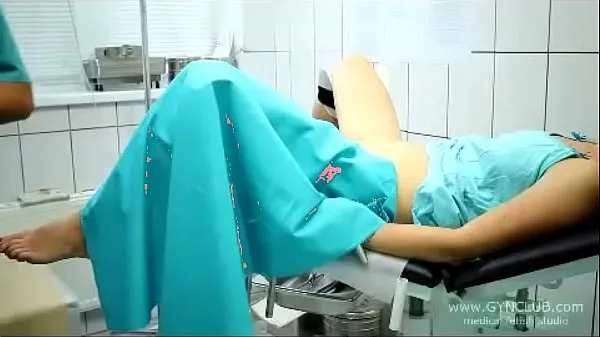 HD beautiful girl on a gynecological chair (33 schijf Films
