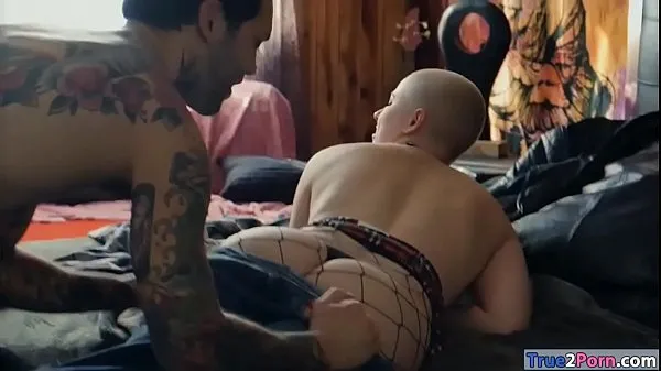 HD Una sensuale skinhead ho gola e scopata da una rockstar arrapataproduci film