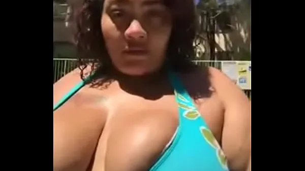 HD Busty BBW Teasing In Pool With Bikini On-filmer