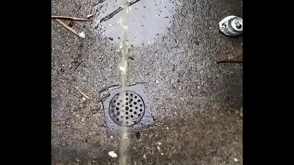 Filmy na jednotce HD Pissing in the outside drain