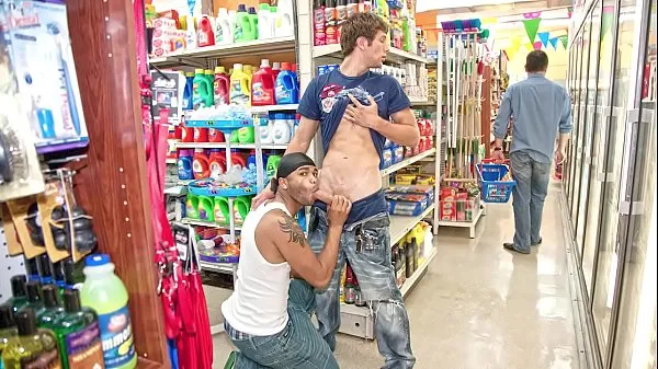 HD GAYWIRE - Spencer Fox Pounds Thug Ass no mercado público, não tem vergonha gera filmes