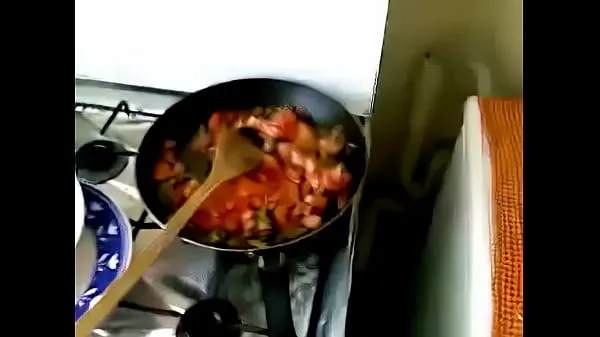 HD Desi bhabhi chupando mientras cocina conduce películas