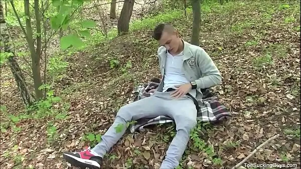 HD El joven Tom Uli solo masturbándose conduce películas