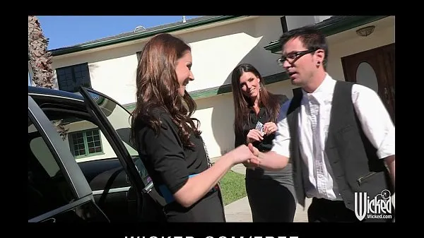 Filmy z jednotky HD Pair of sisters bribe their car salesman into a threesome