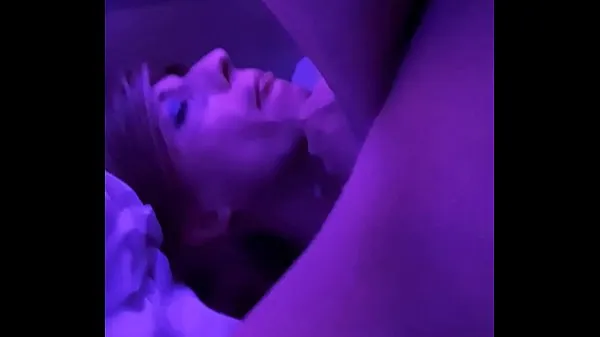 HD ライリー・ロバーツは頭を出し、その後、射精を受ける前に痛みを伴う肛門のドキドキを取ります ドライブ映画