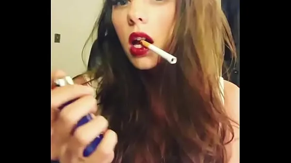 HD Hot girl with sexy red lips Filmleri Sürdürün