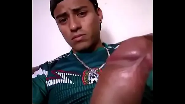 Filmy z jednotky HD Mexican boy masturbates on his couch