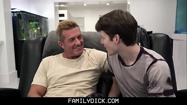 HD FamilyDick - Sweet Boy sin pelo por su padrastro mientras aprende a hacer ejercicio conduce películas