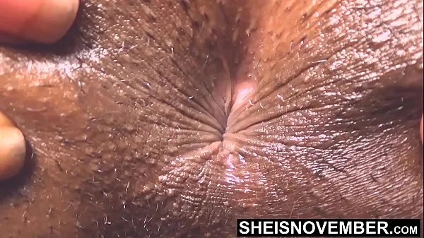 HD El punto de vista anterior de mi ano marrón en cámara lenta, asomando mi fetiche de coño, una mujer hermosa llamada Sheisnovember, acostada boca abajo en su sofá completamente desnuda exponiendo sus caderas jóvenes conduce películas