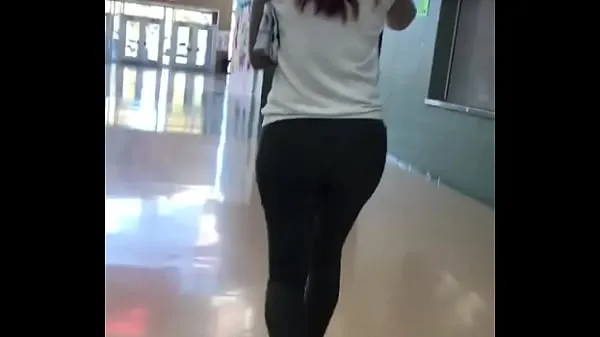 HD Thicc candid teacher walking around school-filmer