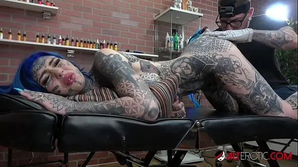 HD Amber Luke gets a asshole tattoo and a good fucking mendorong Film