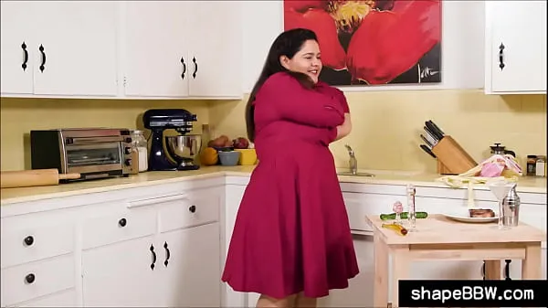 HD Fat obese wife horny in the kitchen-filmer