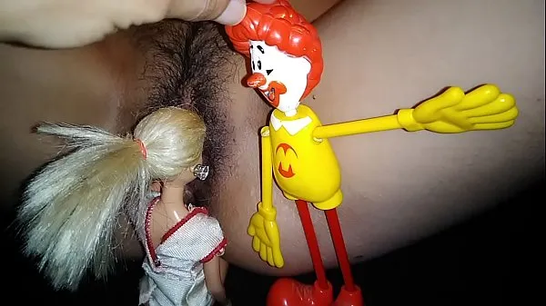 HD Inserzioni di fiche di bambole giocattolo: Ronald McDonald scopa Barbieproduci film