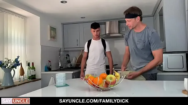 HD FamilyDick - получает массаж хуя и ступней от пасынка фильмы на диске