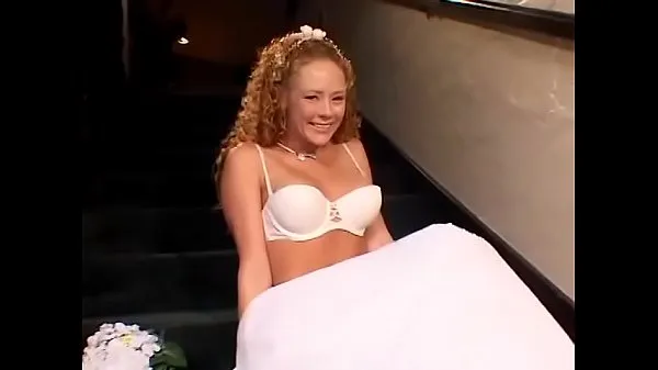 HD La novia pelirroja lasciva Audrey Hollander le dijo a su nuevo matrimonio que su deseo devoto era que la patearan con el pie izquierdo conduce películas