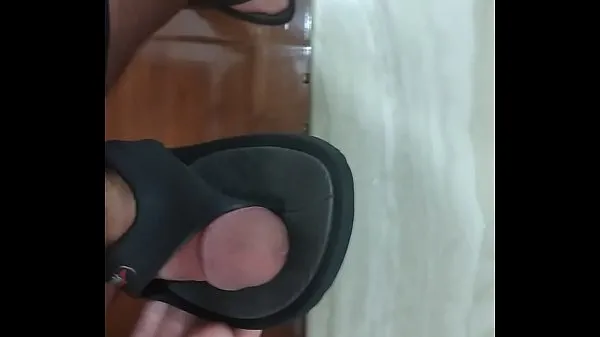 HD Safado esfregando a rola dura no chinelo Speedo Filmleri Sürdürün