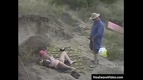 Films Un homme plus âgé fait une promenade relaxante sur la plage quand il tourne un coin et est complètement choqué de voir une vieille mamie se masturber HD HD