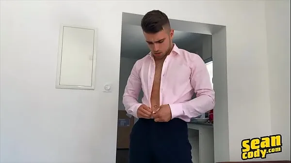 HD Euro Stud (Thony) Grey делает большую порцию спермы после большого количества окантовок и покрывает его пресс спермой - Sean Cody фильмы на диске