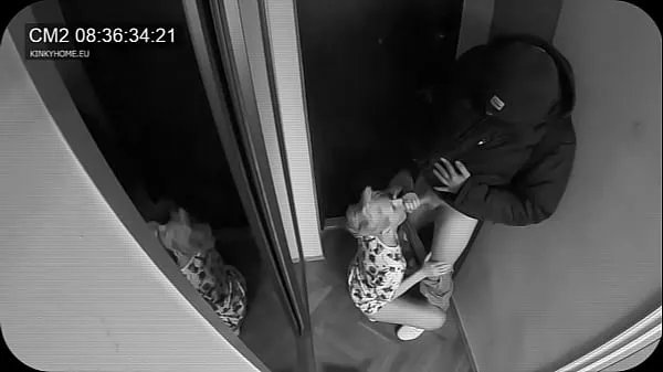 HD Esposa se la chupó al cartero mientras el marido estaba en la puerta de al lado conduce películas