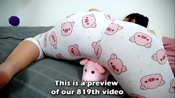 HD Amazing Ass Bubble Butt Amateur Girl Playing With Her Pig ขับเคลื่อนภาพยนตร์