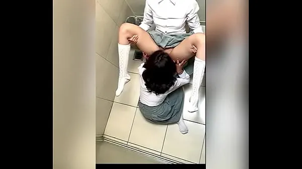 HD Two Lesbian Students Fucking in the School Bathroom! Pussy Licking Between School Friends! Real Amateur Sex! Cute Hot Latinas mendorong Film