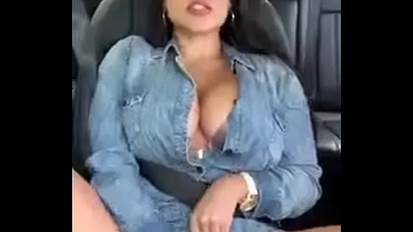 Films Une femme aux gros seins se masturbe dans la voiture HD HD