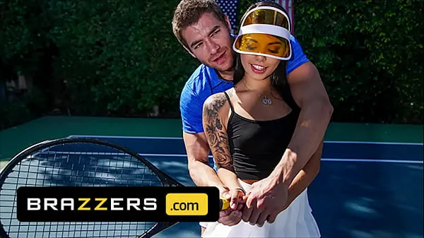 HD Xander Corvus) Massages (Gina Valentinas) Foot To Ease Her Pain They End Up Fucking - Brazzers-stasjon Filmer