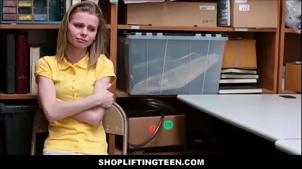 HD-ShopliftingTeen - Süße, dünne, blonde Ladendiebstahl-Junge Frau, die von einem Offizier gefickt wird - Catarina PetrovDrive-Filme