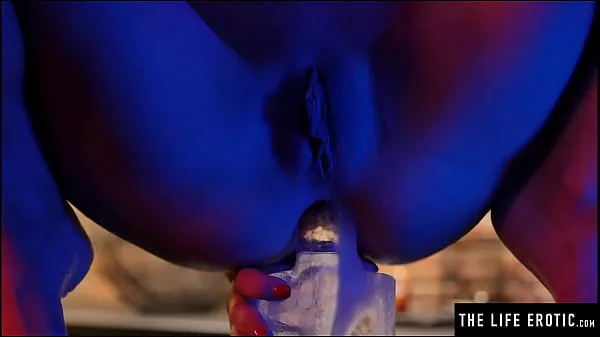 HD Observe-a transando com seu rabo apertado com um vibrador enorme feito de gelo gera filmes