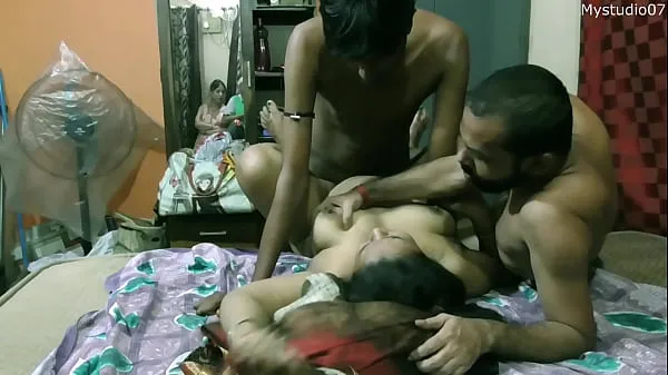 HD Desi xxx miang bhabhi berkongsi dengan dua rakan!! Kedua-duanya meniduri dia bersama-sama!! seks bertiga india memandu Filem