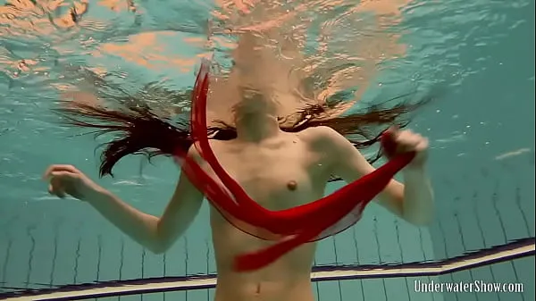 Films Érotique nue dans la piscine avec Janka HD HD