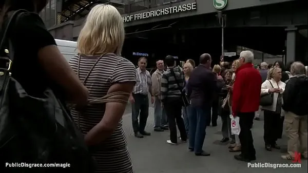 HD Bare boobs blonde in public Filmleri Sürdürün