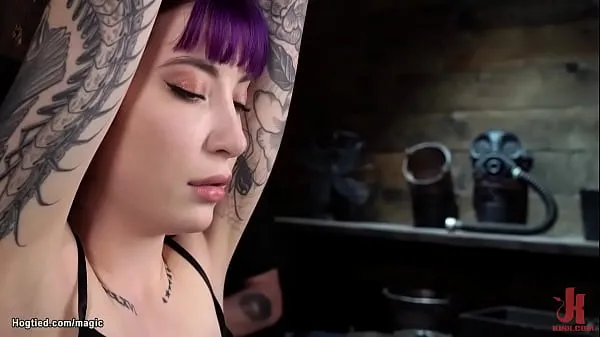 HD Peitos pequenos escrava tatuada de cabelo roxo Charlotte Sartre é amarrada a uma coluna de madeira pelo mestre O Papa então em suspensão de cabeça para baixo espancada e chicoteada gera filmes