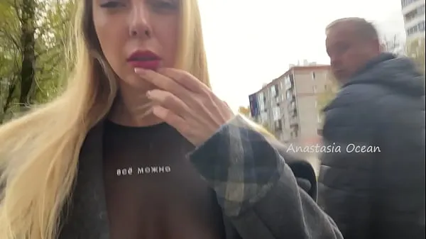 HD A girl shows her breasts while walking in public in the city drive Ταινίες