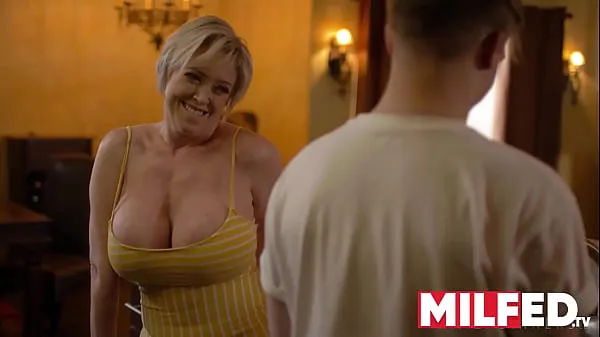 HD Mother-in-law Seduces him with her HUGE Tits (Dee Williams) — MILFED memandu Filem