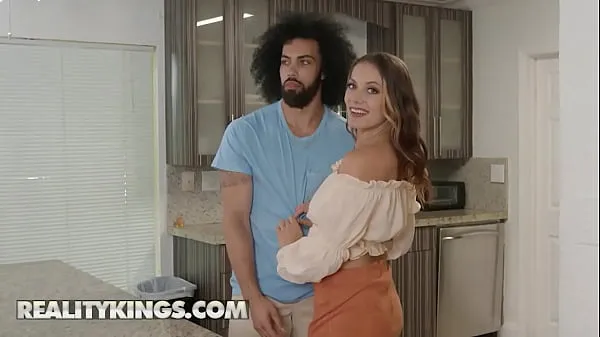 Films JC Wilds est tellement excitée avec son chaud voisin James Angel obtient enfin ce qu'elle veut, sa grosse bite - Reality Kings HD HD