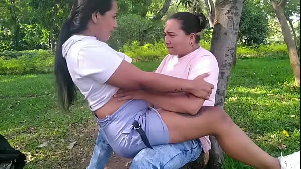 HD Michell and Paula go out to the public garden in Colombia and start having oral sex and fucking under a tree pogon Filmi