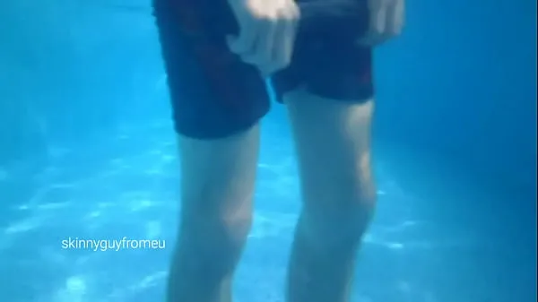 HD skinny boy swimming naked in outdoor pool محرك الأفلام