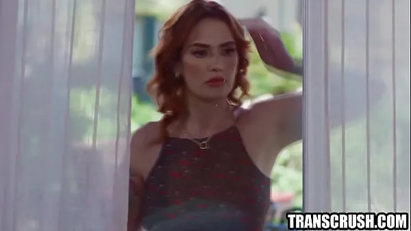 HD Redhead housewife meets transgender neighbor ขับเคลื่อนภาพยนตร์