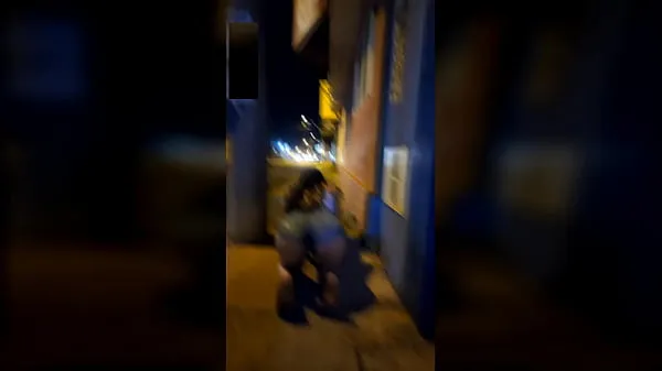 HD Девушка впервые хвастается на улице, пока ее парень снимает видео фильмы на диске