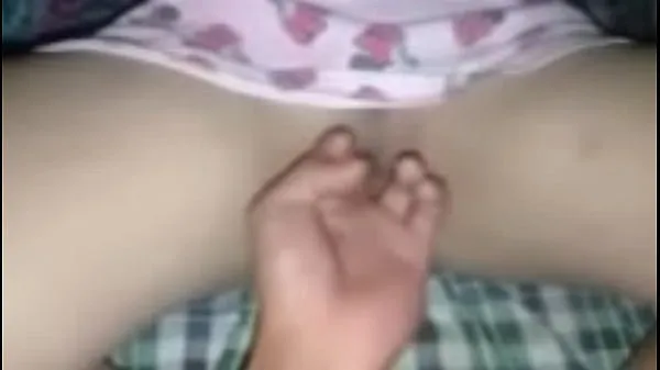 Filmy na jednotce HD Fucking the pussy of a local girl with a beautiful clit until he cums inside her pussy until the clit is wet and extremely thrilling