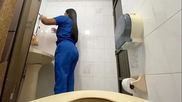 HD Camera catches nurse pissing in hospital bathroom (big stream mendorong Film