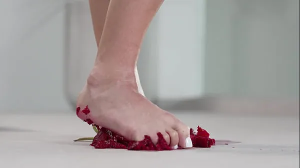 HD 4K HOT FOOTFETISH! Crushing fruits with bare feet and high heels 드라이브 영화